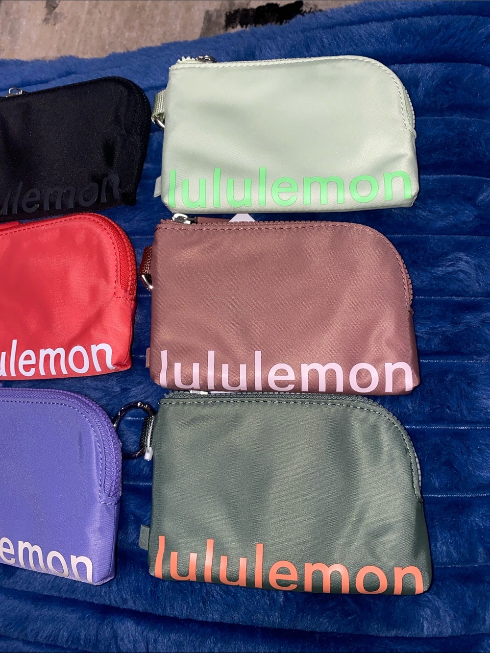 LULULEMON CLIPPABLE CARD POUCH - Picture 2 of 16